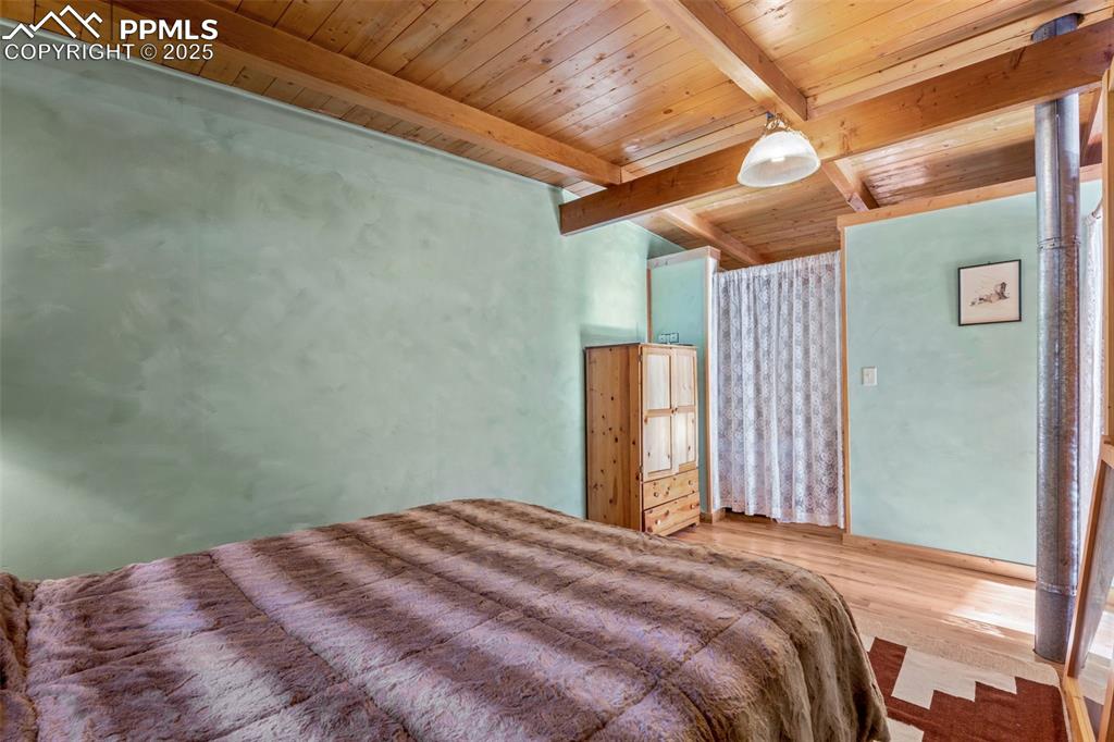 Image 19 of 48: Bedroom