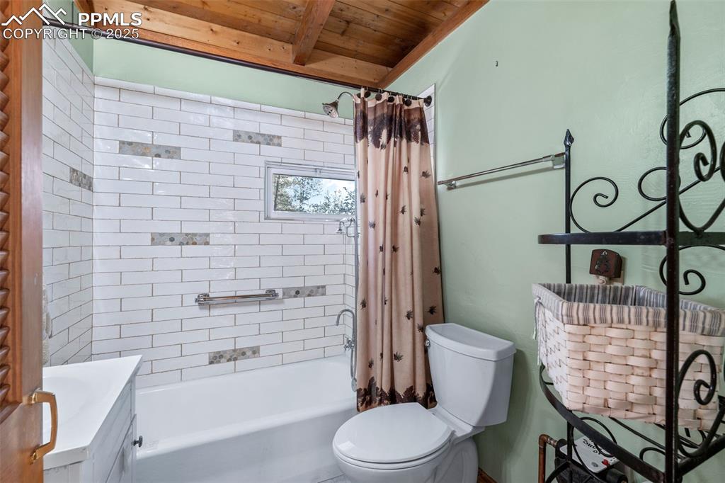 Image 20 of 48: Bathroom