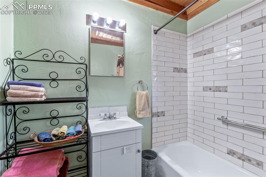 Image 21 of 48: Bathroom