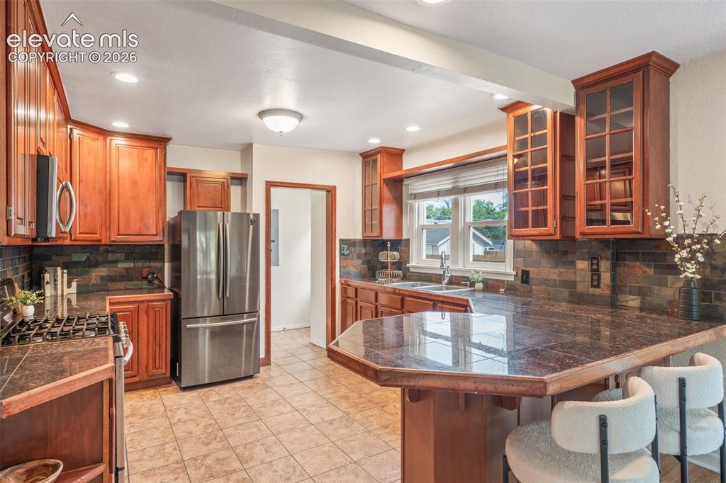 Image 10 of 50: Kitchen