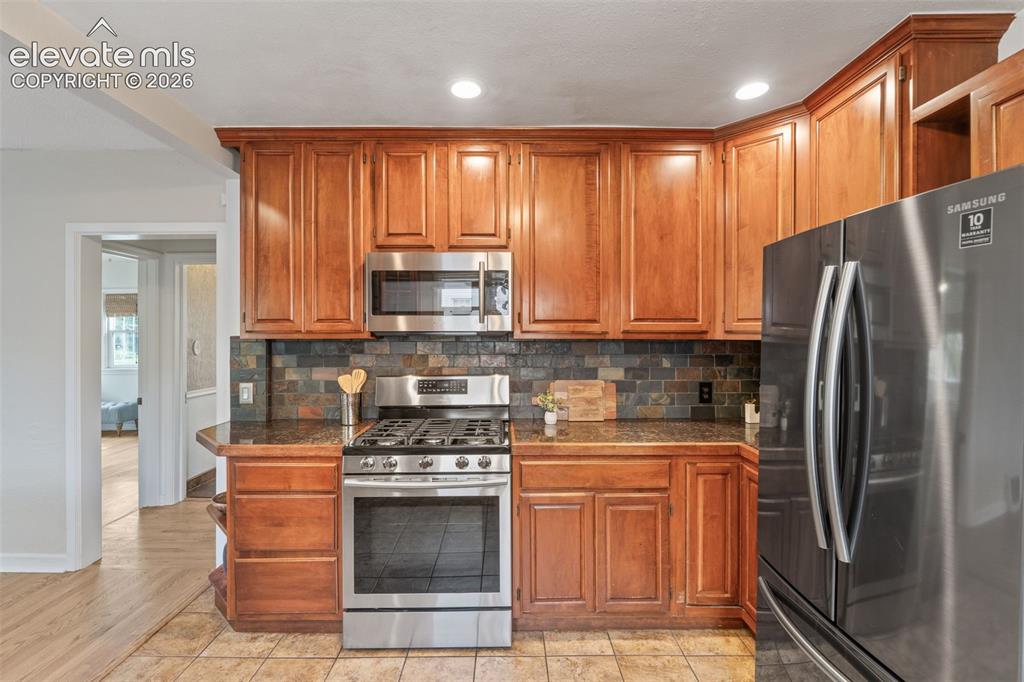 Image 12 of 50: Kitchen
