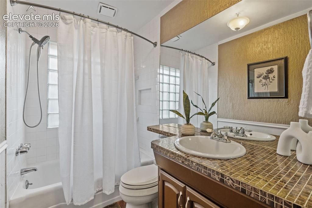 Image 18 of 50: Bathroom