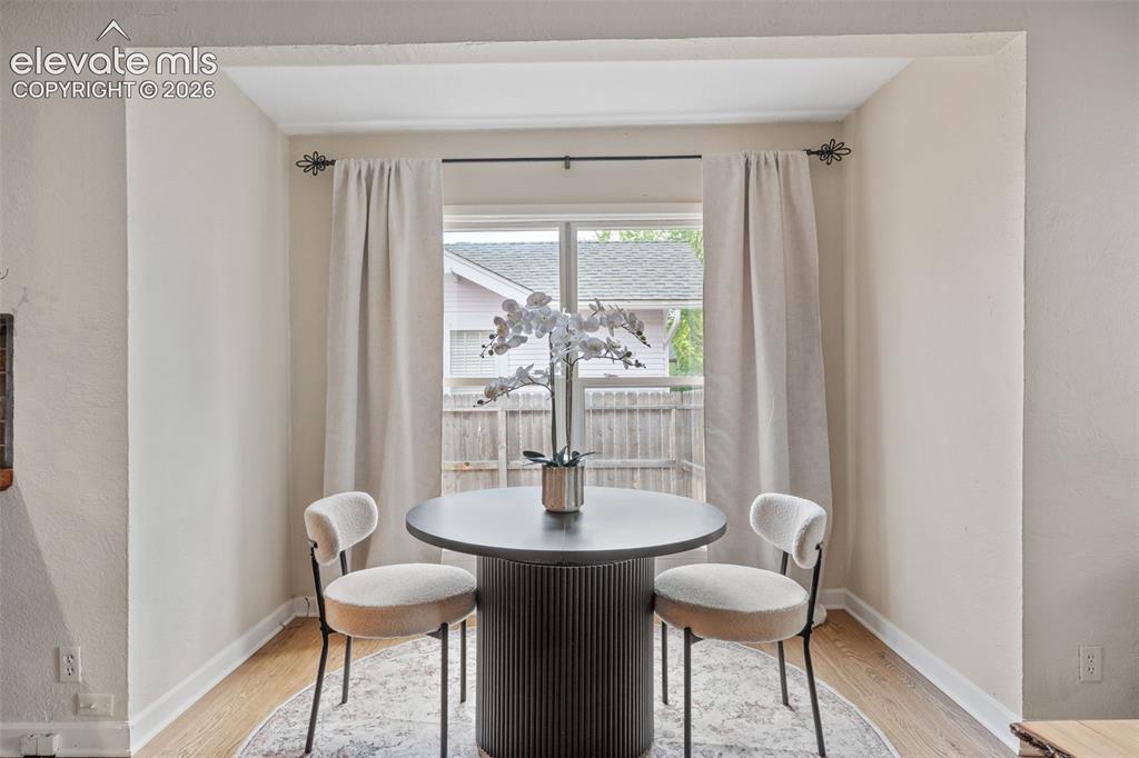 Image 7 of 50: Dining Area