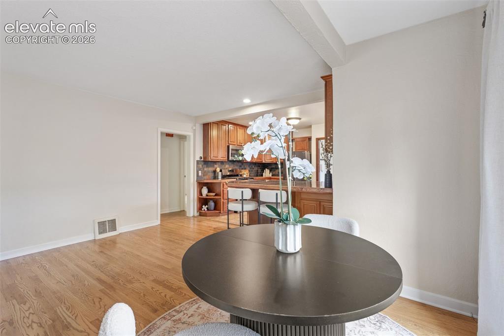 Image 8 of 50: Dining Area