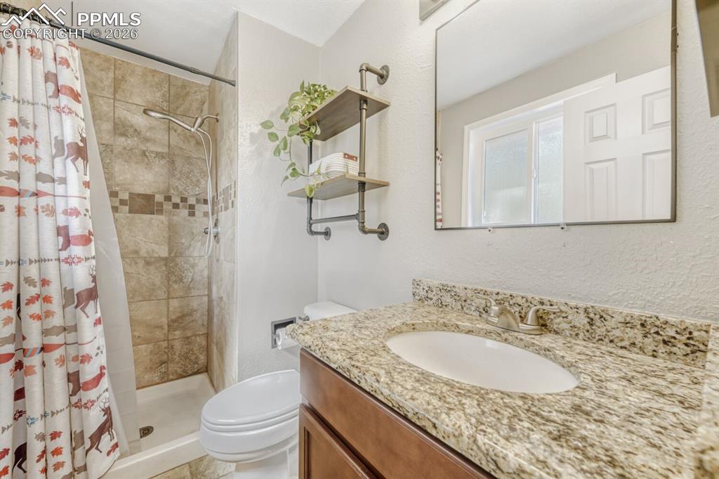 Image 21 of 28: Bathroom