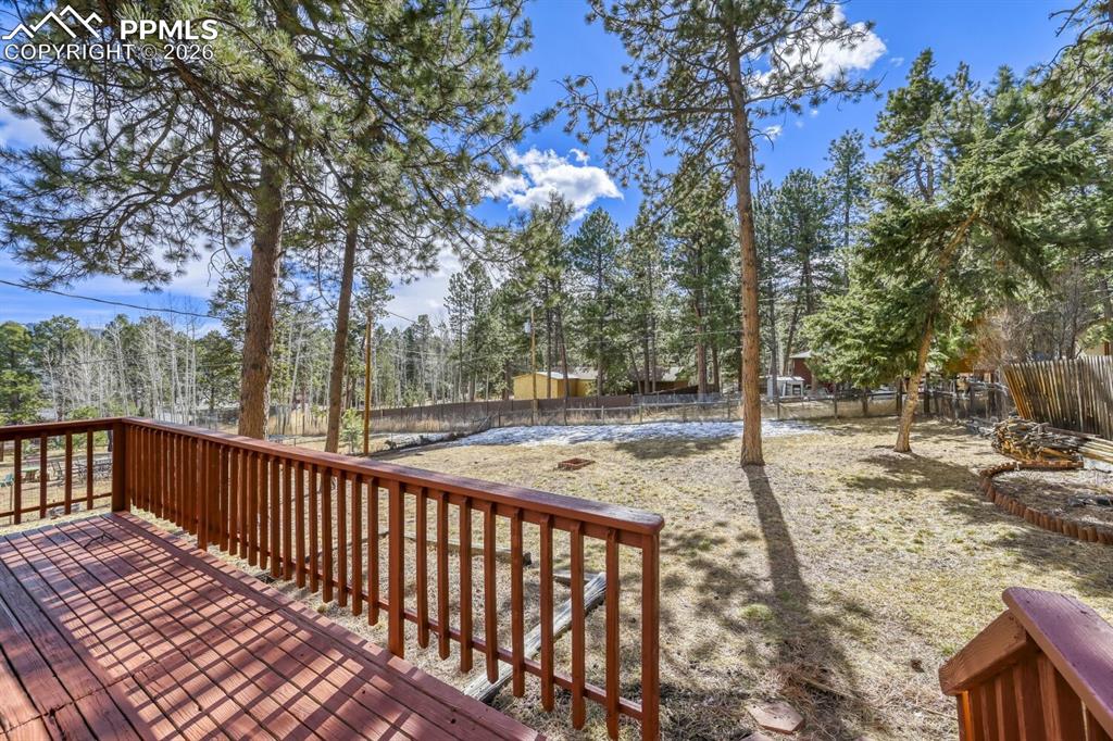 Image 25 of 28: Deck