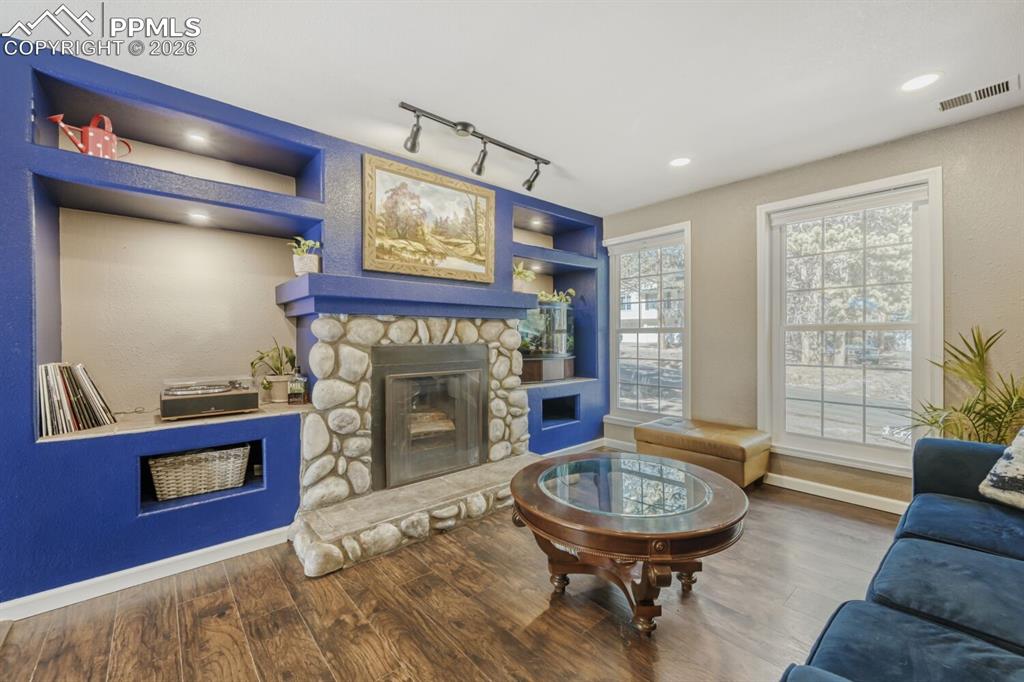 Image 5 of 28: Living Room