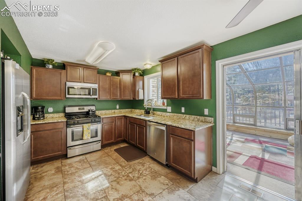 Image 8 of 28: Kitchen