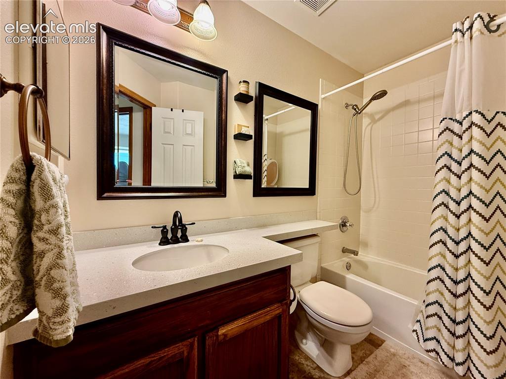 Image 16 of 35: Bathroom