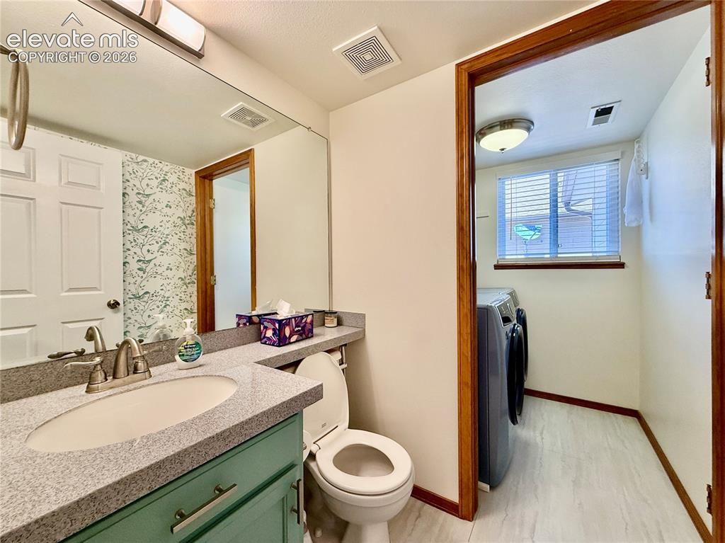 Image 29 of 35: Bathroom