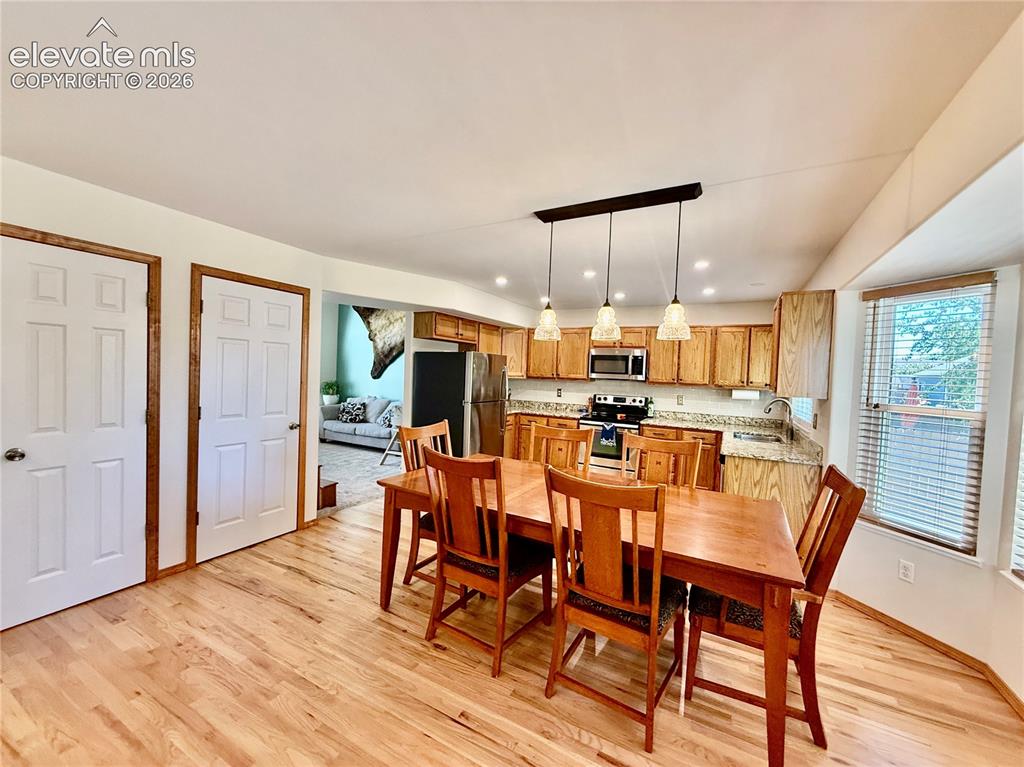Image 7 of 35: Dining Area