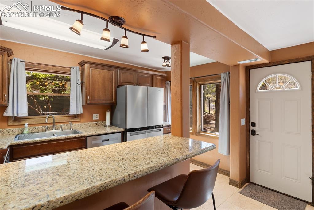 Image 8 of 35: main level breakfast bar 