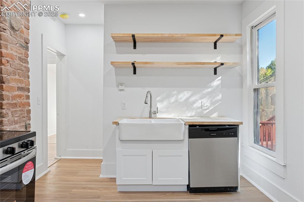 Image 22 of 45: 2nd-floor flat kitchen