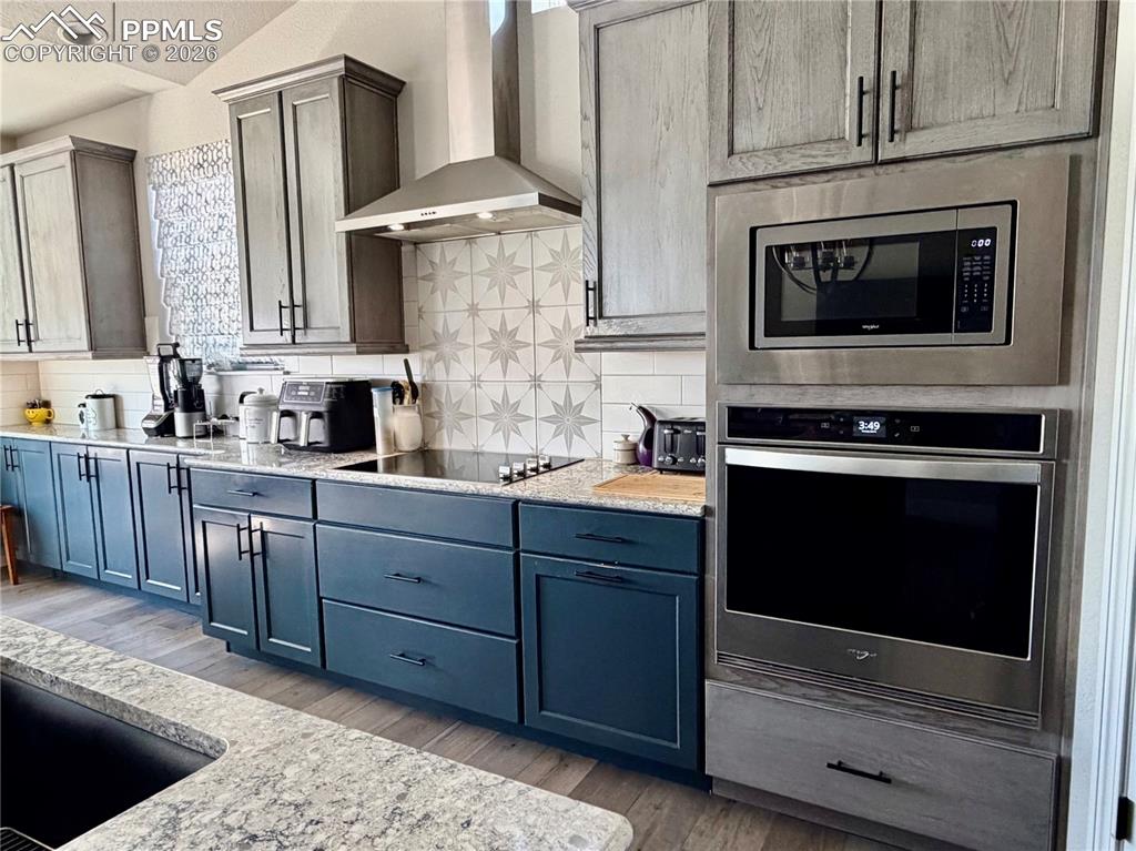 Image 10 of 44: All kitchen Appliances stay