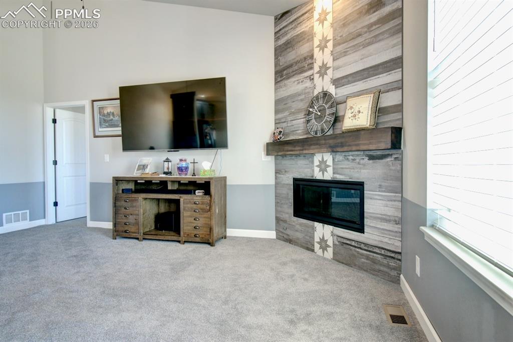Image 10 of 50: Living Room