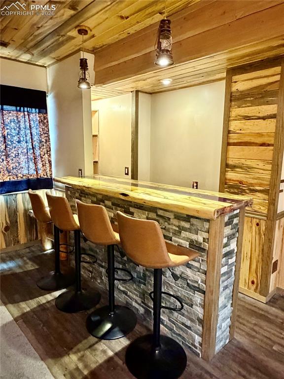Image 28 of 50: Wet bar