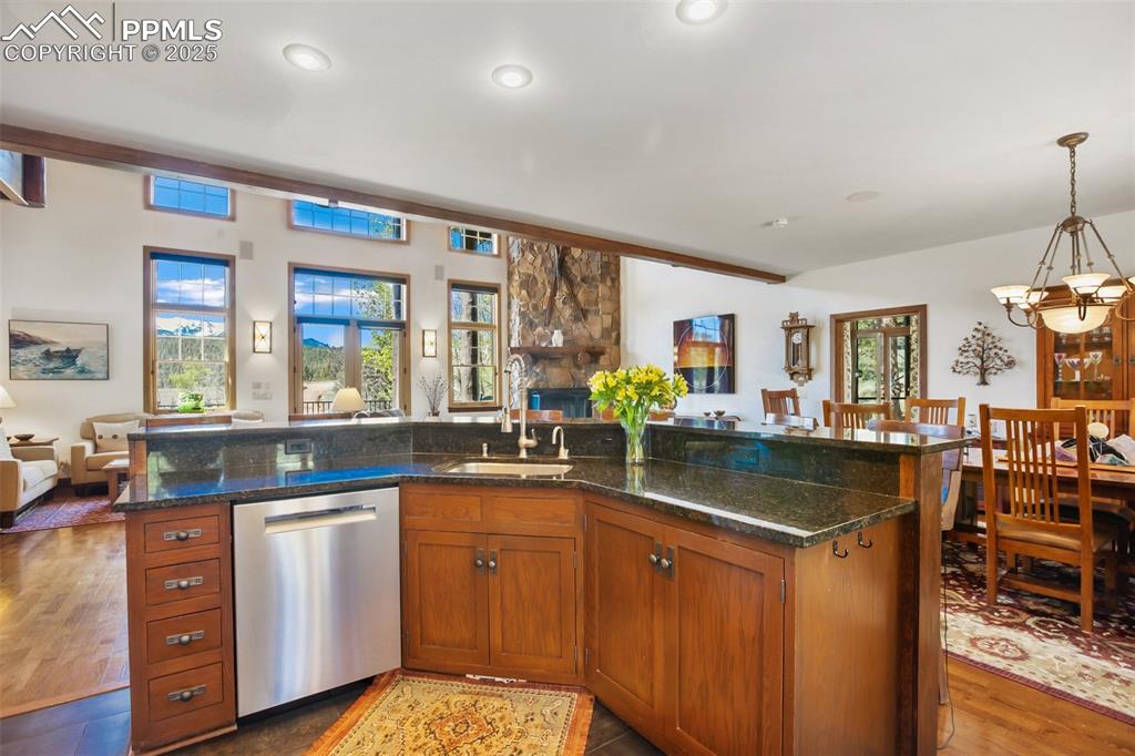 Image 10 of 50: Kitchen