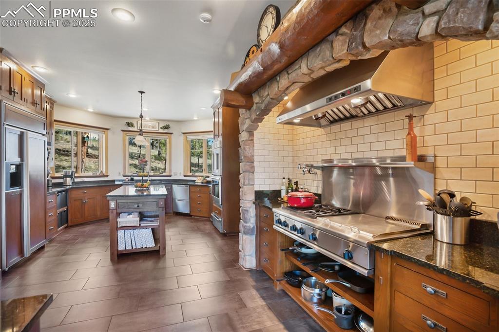 Image 11 of 50: Kitchen