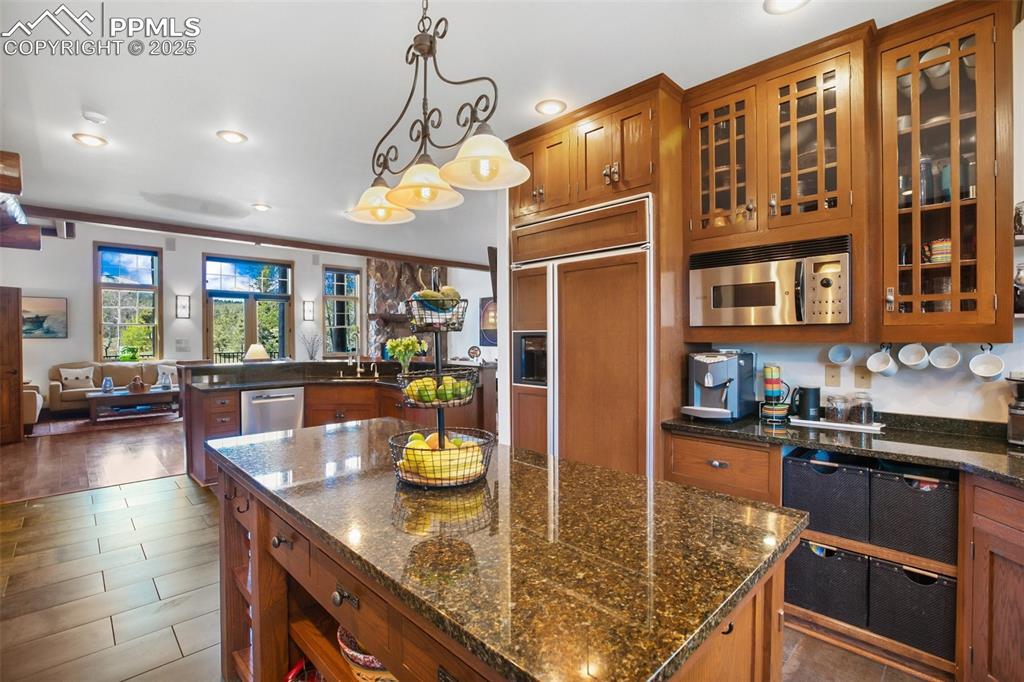 Image 12 of 50: Kitchen
