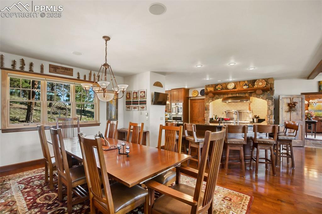Image 14 of 50: Dining Area