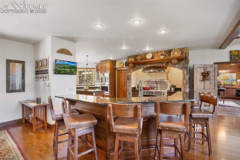 Image 15 of 50: Dining Area