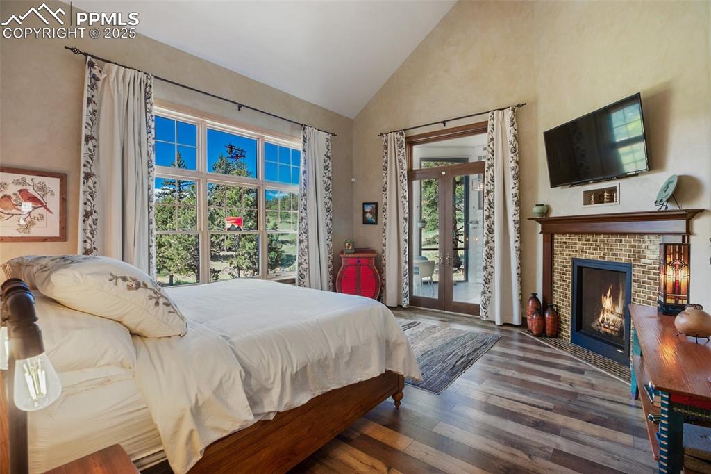 Image 17 of 50: Main floor owners suite, w/ attached glass gazebo! 
