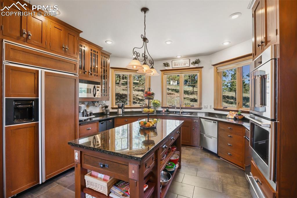 Image 9 of 50: Kitchen