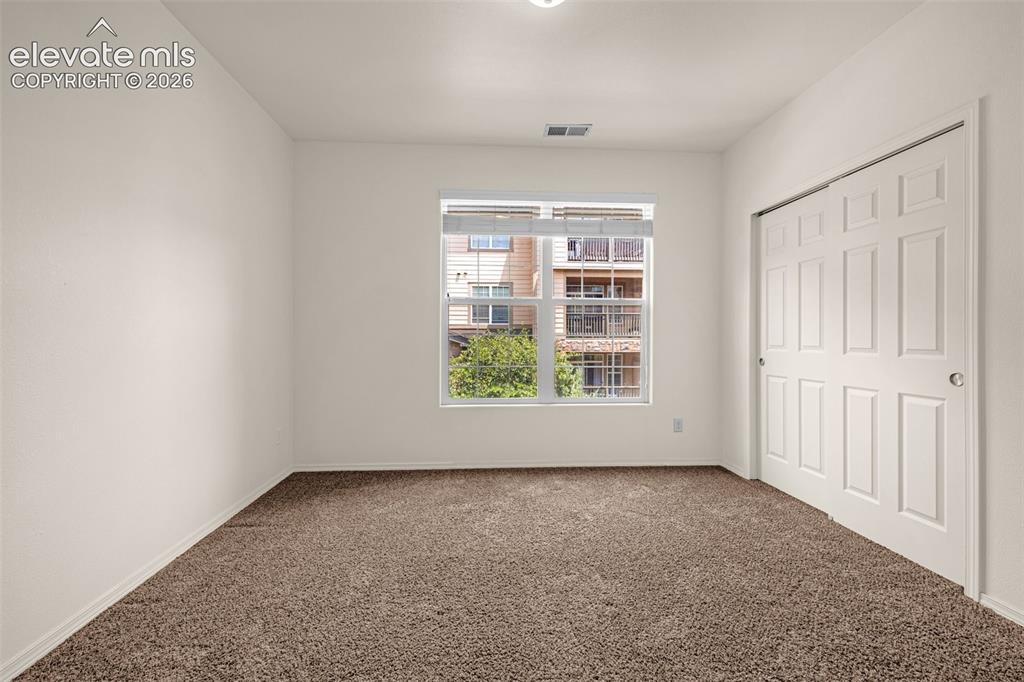 Image 19 of 34: Bedroom