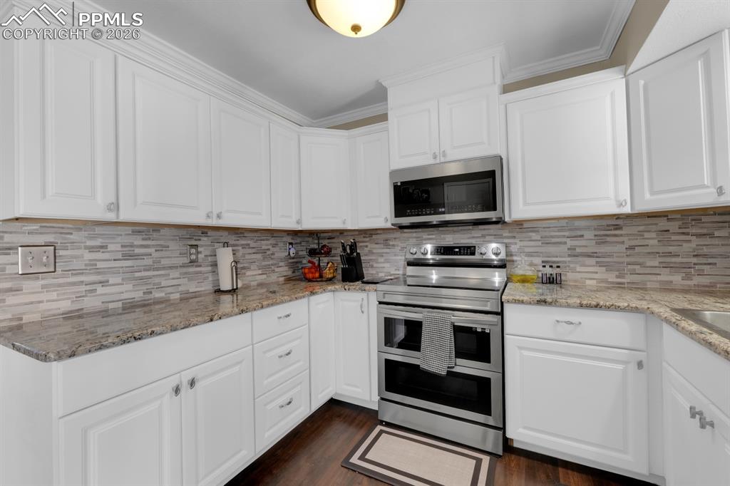 Image 11 of 29: Kitchen