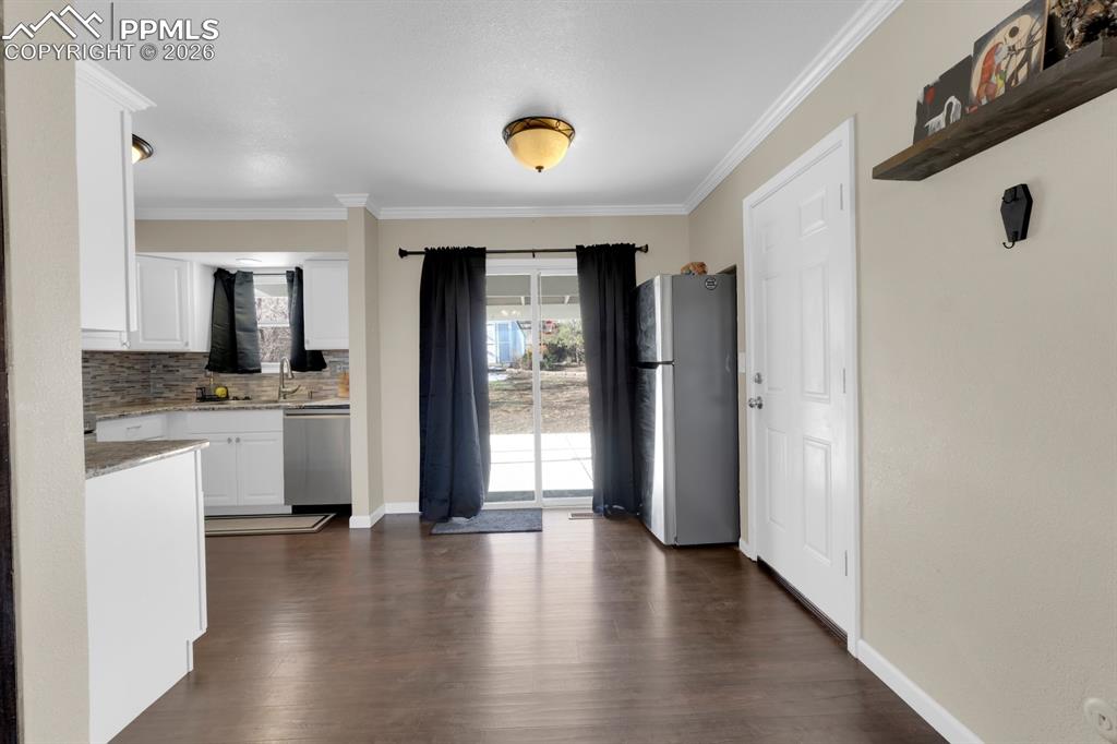 Image 9 of 29: Dining area