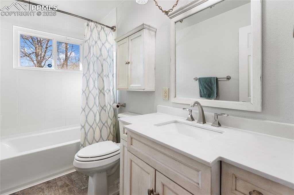 Image 17 of 33: Full Bathroom