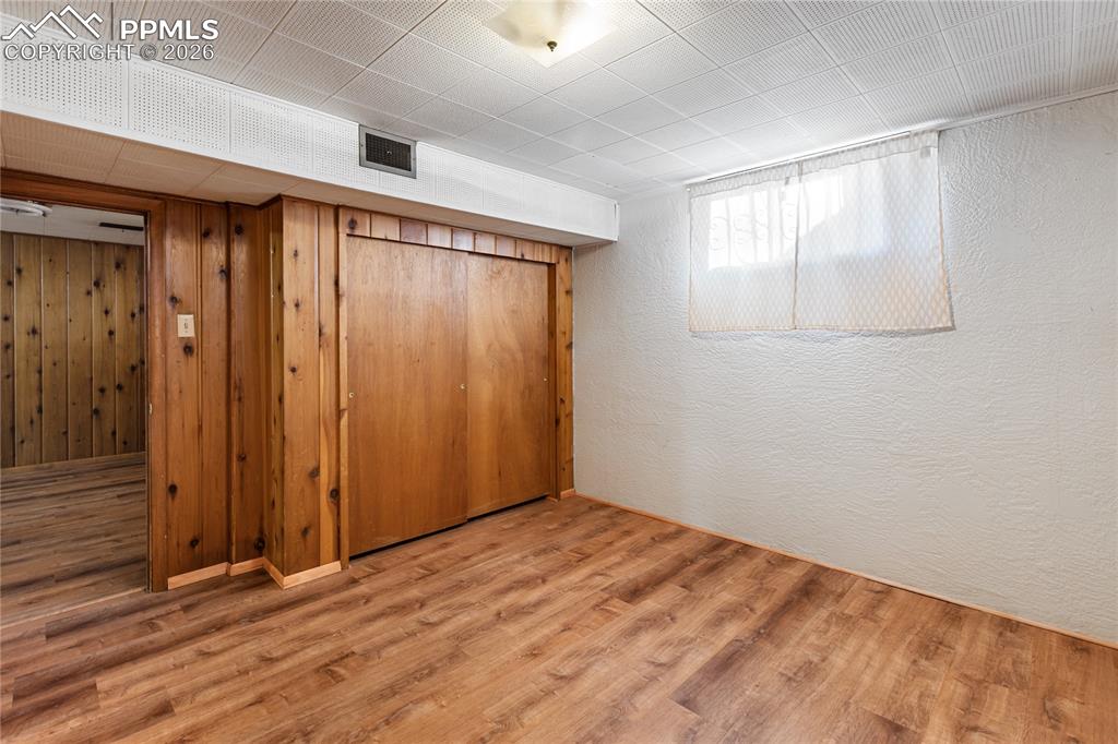 Image 22 of 33: Bedroom