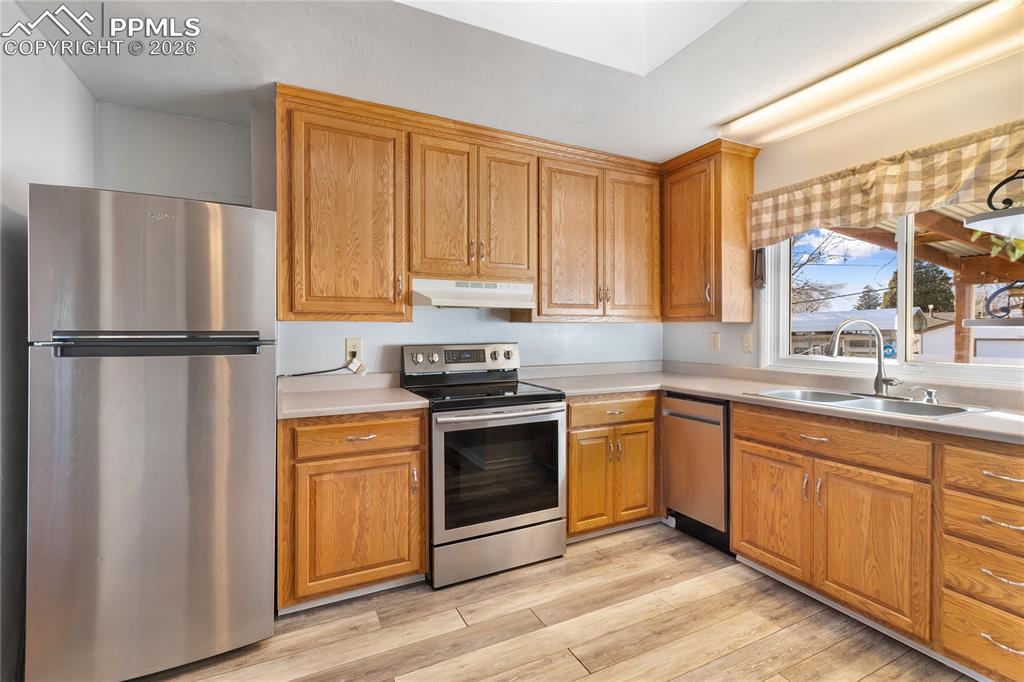 Image 7 of 33: Kitchen