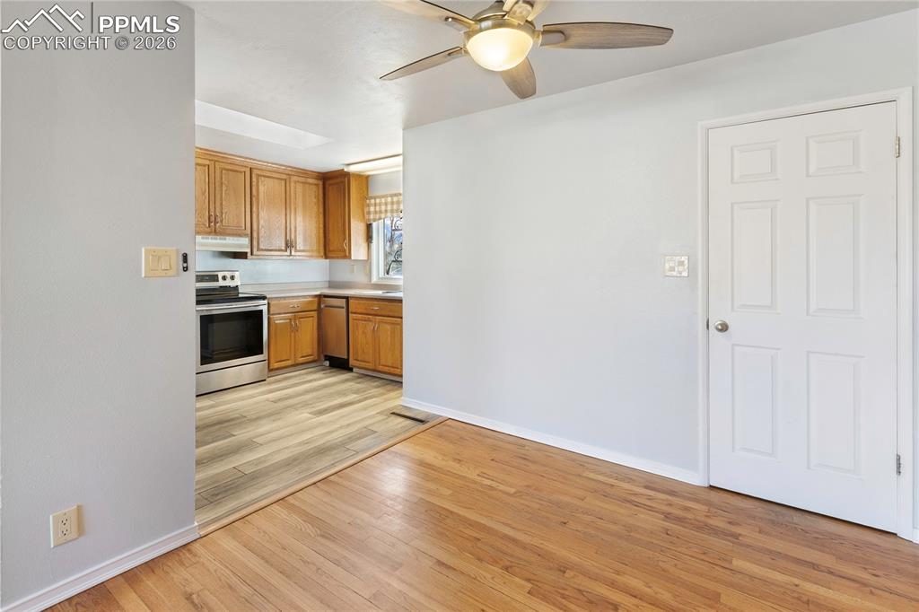 Image 9 of 33: Kitchen/Dining Area