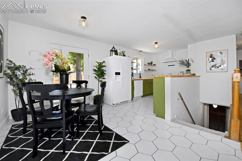 Image 10 of 35: Dining Area