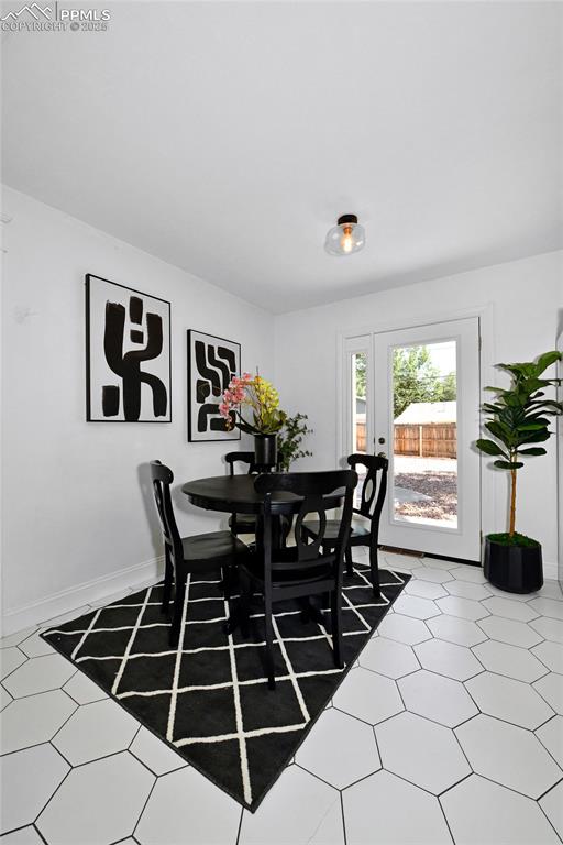 Image 11 of 35: Cute breakfast nook opens to back yard!