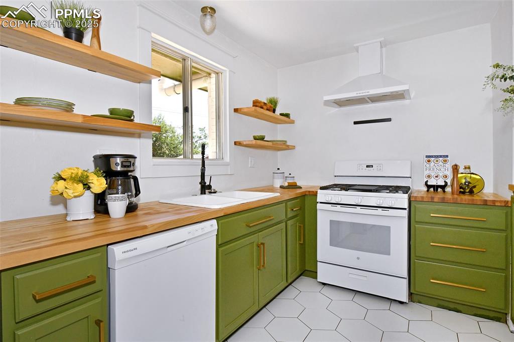 Image 13 of 35: Kitchen