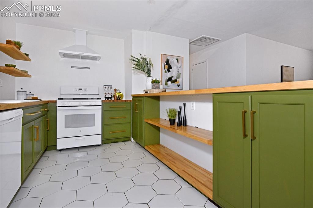 Image 14 of 35: Pony-wall offers more storage options