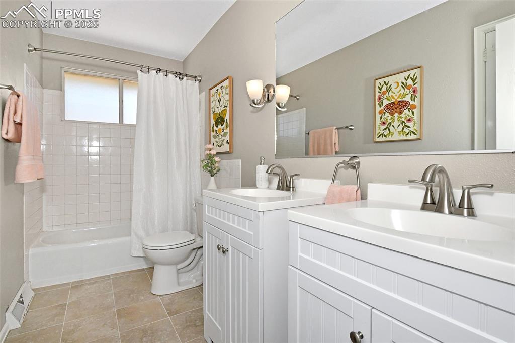 Image 16 of 35: Pretty main bath with double sinks!
