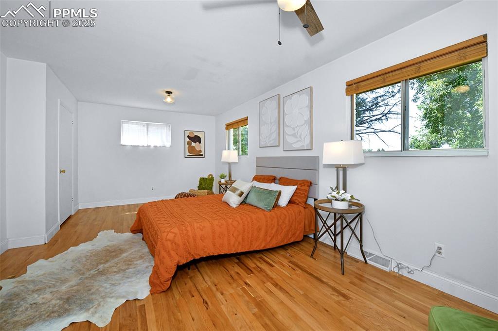 Image 18 of 35: Bedroom