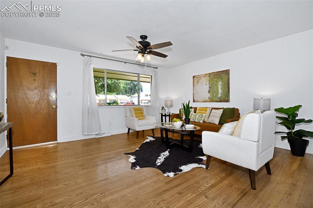 Image 6 of 35: Living Room