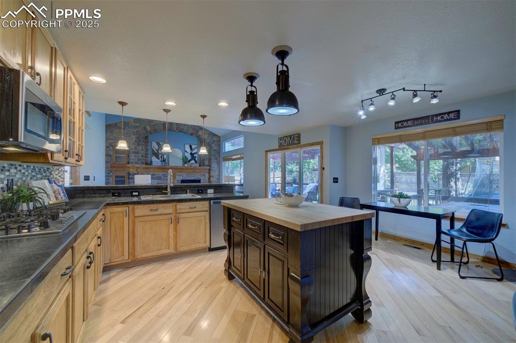 Image 13 of 48: Kitchen