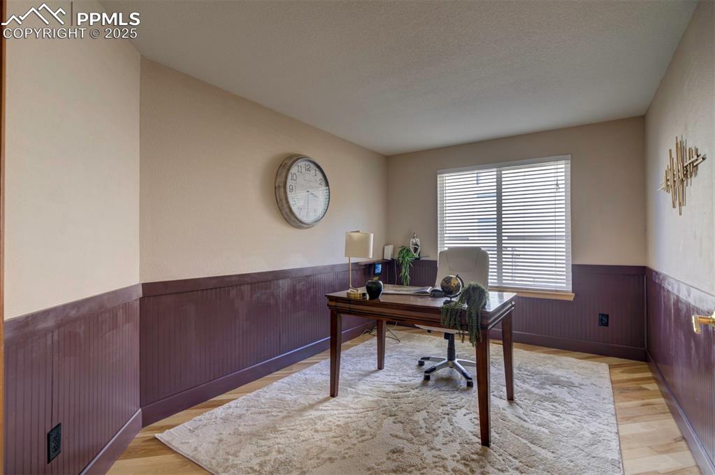 Image 19 of 48: Office