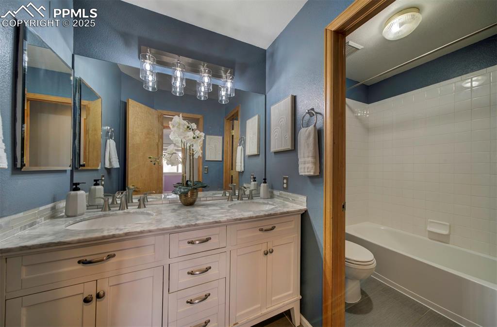 Image 34 of 48: Bathroom
