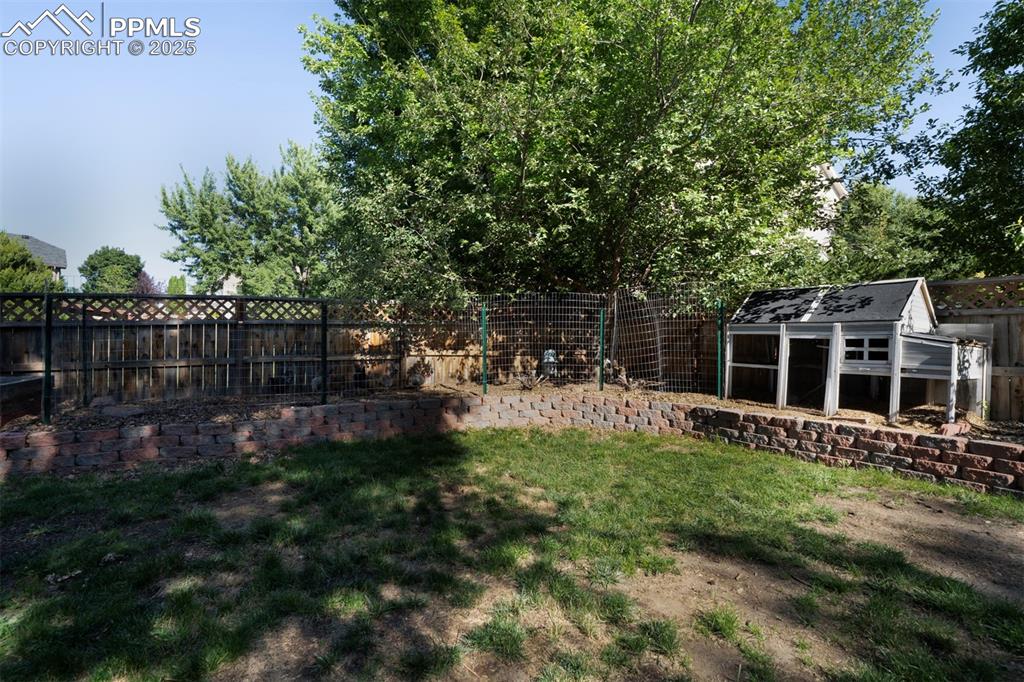 Image 41 of 48: Yard