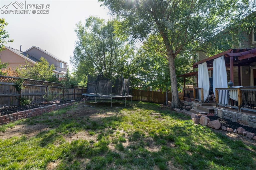 Image 42 of 48: Yard