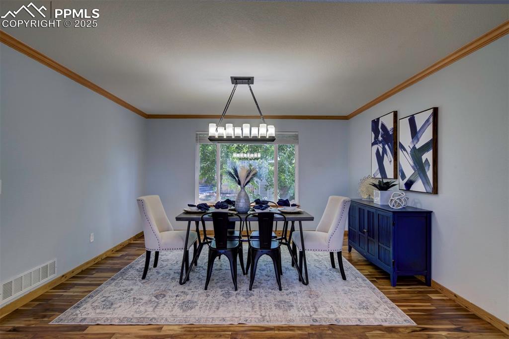 Image 8 of 48: Dining Area