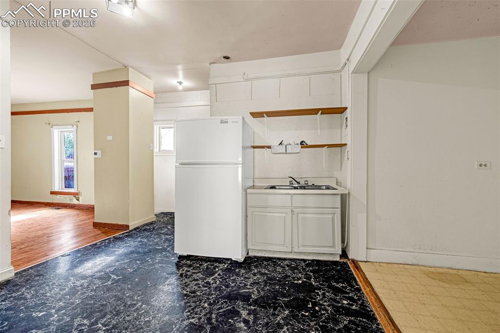 Image 13 of 31: Kitchen