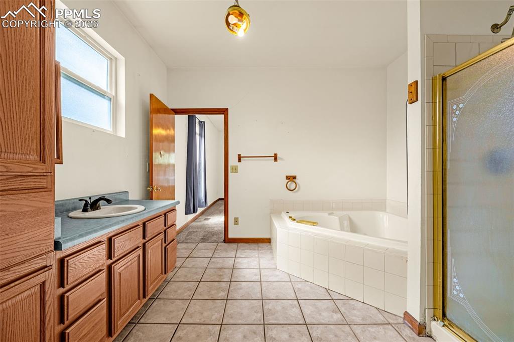 Image 20 of 31: Bathroom