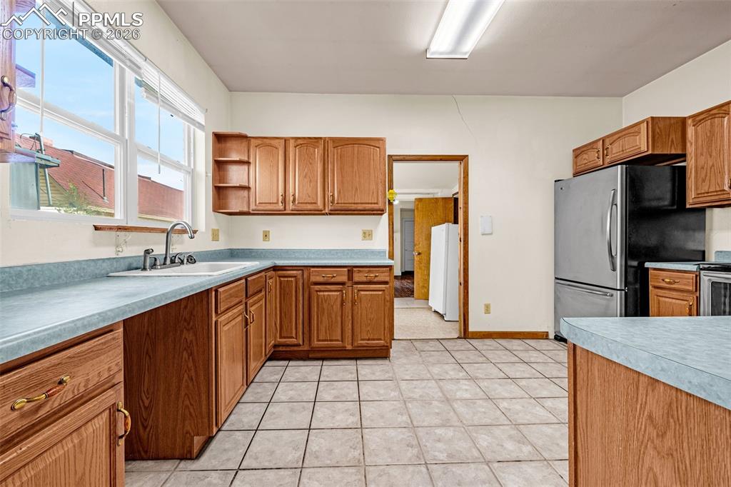 Image 9 of 31: Kitchen